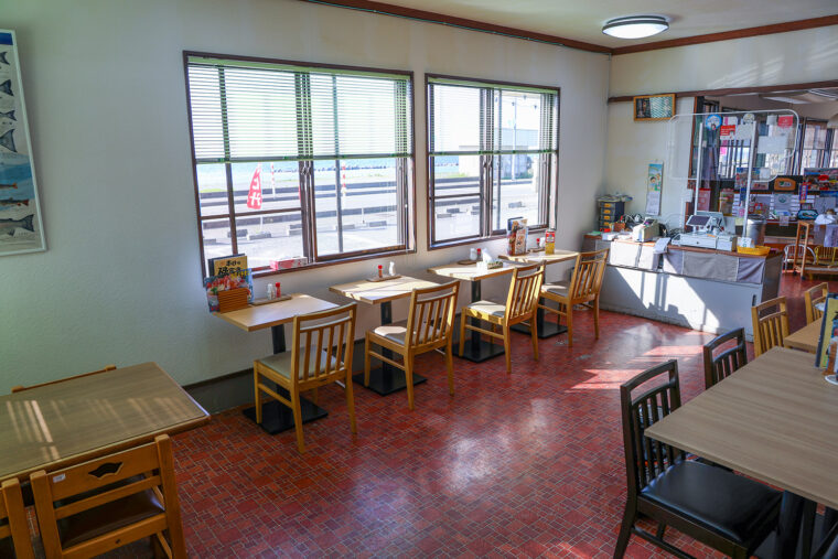 店内にはカウンター席、テーブル席、小上がり席があります