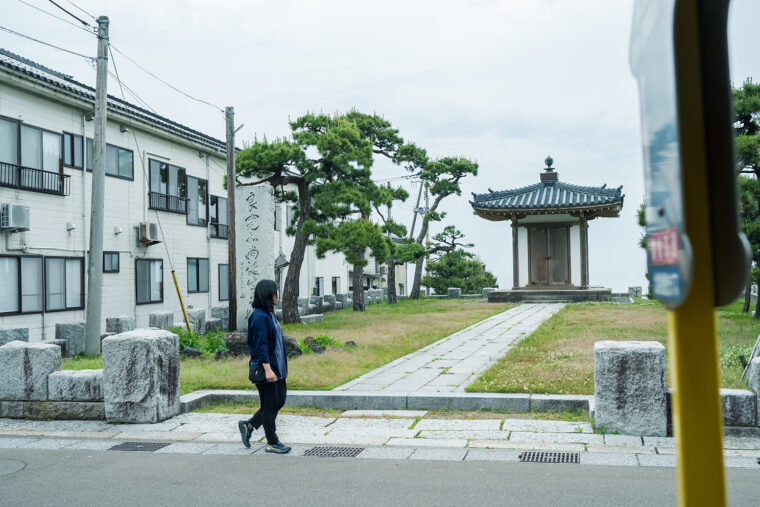 平坦な道を歩いていると現れる良寛堂は意外にも素朴