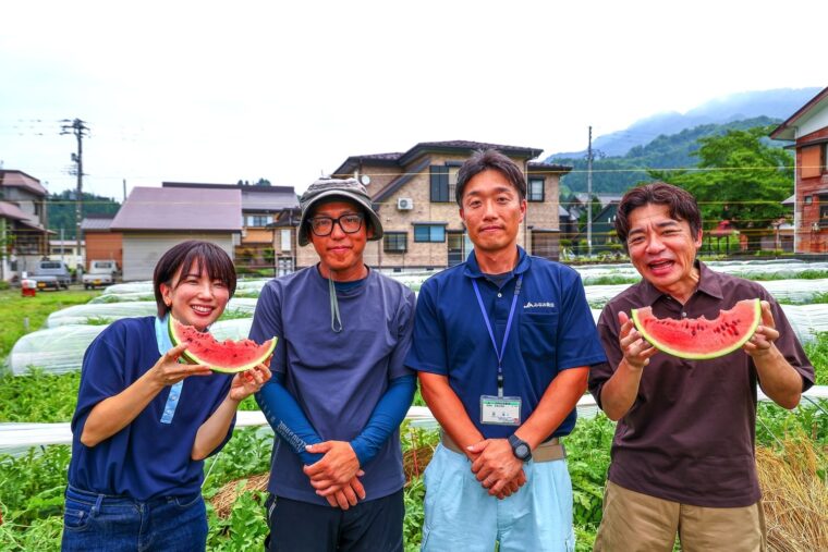 生産者の中島さん（写真左か2番目）とJAみなみ魚沼の関さん