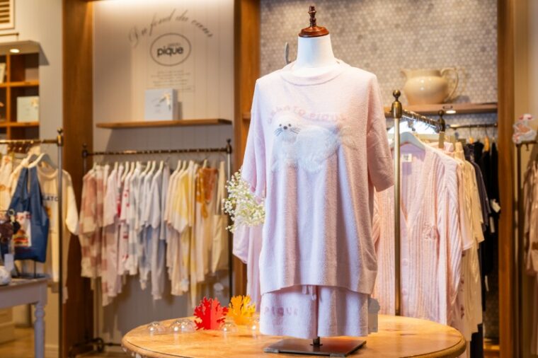 gelato piqueのスムーズィーliteシーアニマルジャガードプルオーバー8,580円、ショートパンツ7,260円