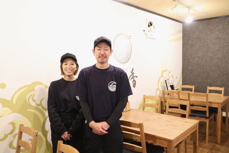 「暑い日にぜひお楽しみください！」と店主・山際さん夫妻