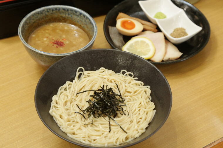 『泡昆布水盛りそば（熱々極つけ麺スープ）』（1,300円）