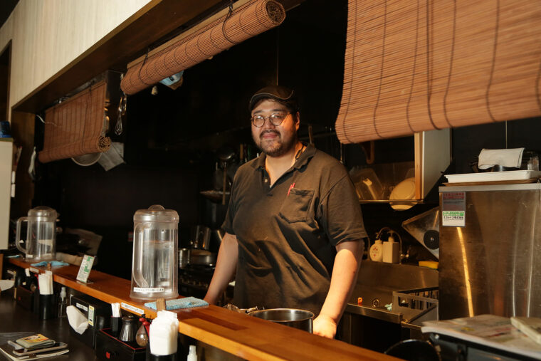 自らも濃厚担々麺が好きと話す店主の熊倉さん