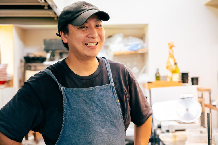 笑顔で出迎えてくれた店主の宮崎義崇さん