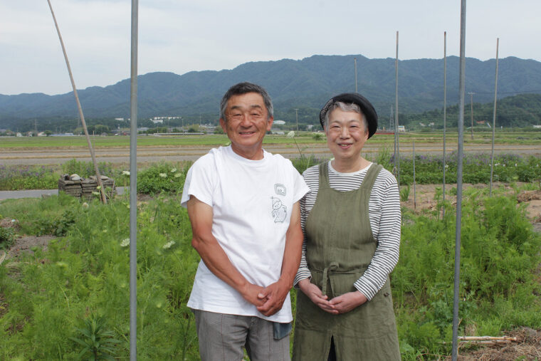 店主の佐藤正さんと妻の光子さん