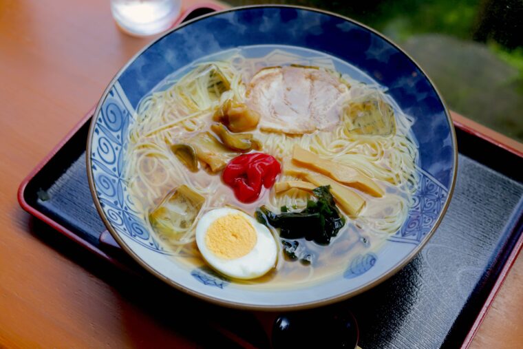 『氷らうめん』（1,050円）。自宅用の乾麺も1人前280円で販売