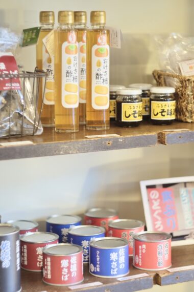 相川のいとう酒店の作る佐渡産の柿を使った柿酢、丸中商店の鯖缶・イワシ缶