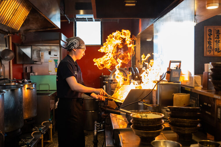 「当店自慢の味をつけ麺でどうぞ！」と店長の坂下弘利さん