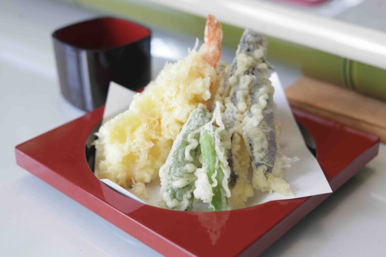 エビやナス、カボチャ、シシトウなど、彩り豊かな季節の天ぷらもそうめんとの相性抜群