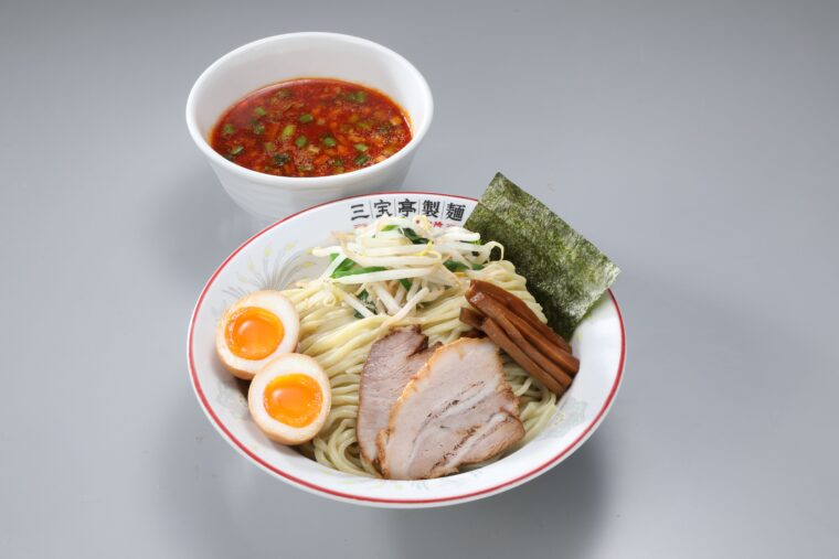 にん辛つけそば（小・935円／並・990円）。味玉はプラス121円