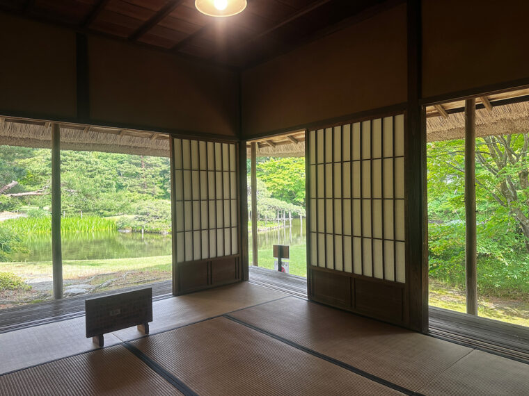 木の素材をいかした数寄屋造りの開放的な座敷棟