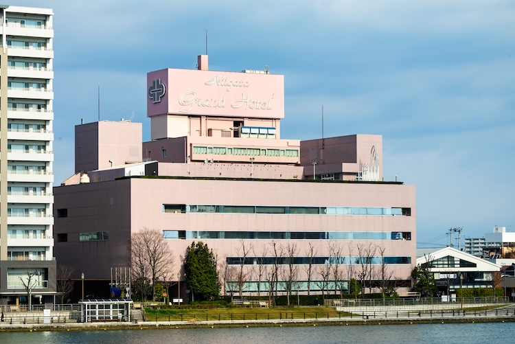 【新潟グランドホテル】新潟市中央区下大川前通3ノ町2230　☎︎025-228-6111