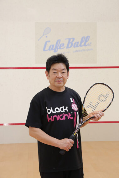 Cafe ballz 店長の林宏さん。ハワイで3年間暮らした経験を持ちます。建設・不動産業を営む傍らスカッシュのレッスンもこなしています