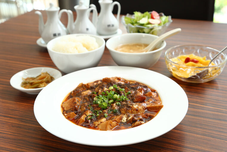 『ランチセット』（1,450円）。メインの一品料理は保盛軒自慢の『最強マーボー豆腐』