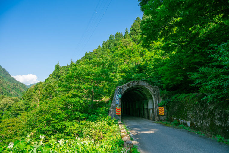 洞門内に車を止めず、周囲の車両に気をつけて進もう