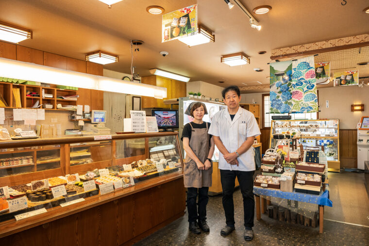 店主の金山琢也さん（右）と奥様。自転車での日本一周やスキーで大回転と、非常にアクティブな趣味を持つ店主です