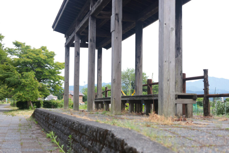 ベンチに腰掛けるだけで赤谷線の電車を待っている気分に