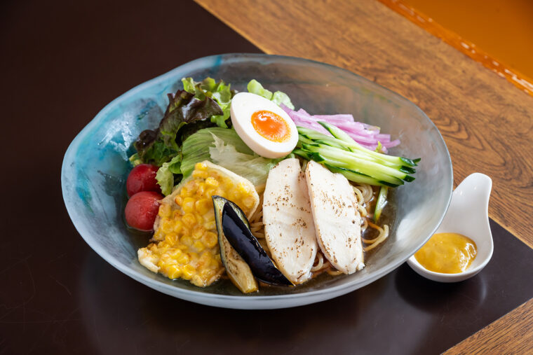 カラフルな見た目が食欲をそそる『夏野菜のいろどり冷やし中華』（1,000円）
