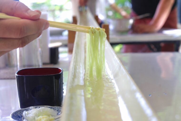 竹筒を滑り落ちる麺を箸でキャッチする体験は、最高の夏の思い出になります