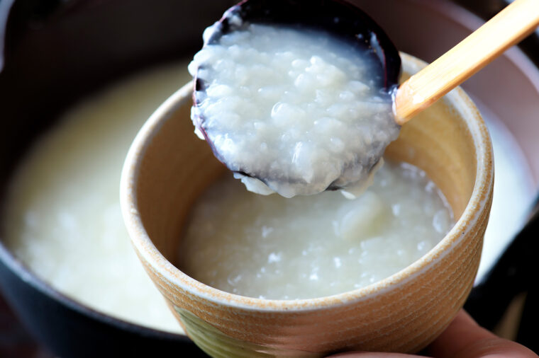 昆布茶のようなうまみのある源泉で炊 いた朝食の温泉粥
