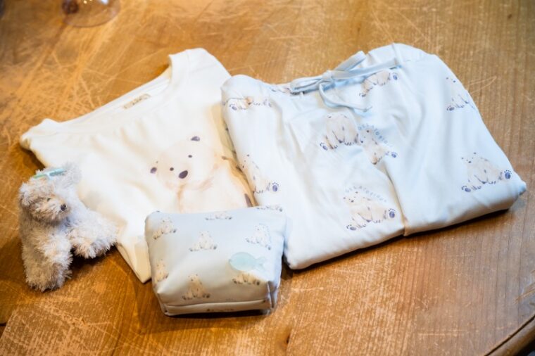 gelato piqueの接触冷感シーアニマル柄ワンポイントTシャツ5,830円、ロングパンツ8,140円、ティッシュポーチ3,960円、チャーム4,290円