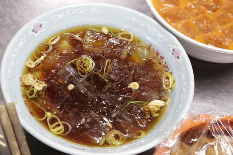たっぷりの氷で冷やしたスープに麺や具材を盛り付ける