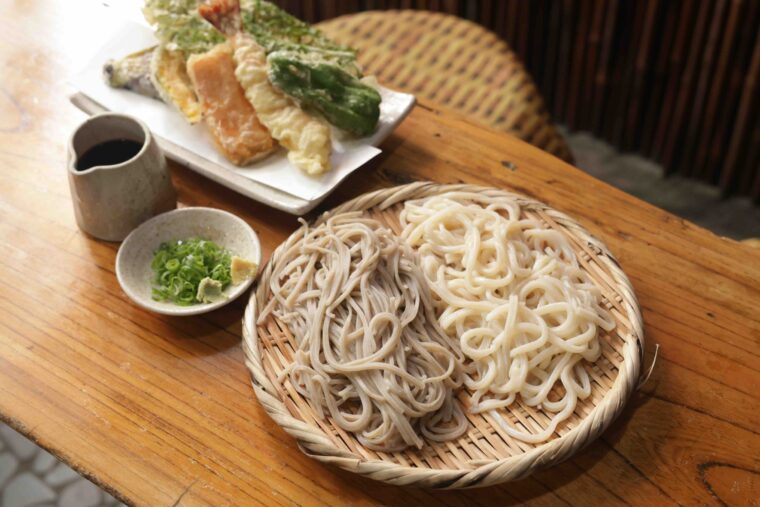 店主自慢のそばとうどんを一度に楽しめる「合盛り」が人気。こちらは天ぷら付きの『梅・合盛り』（1,700円）