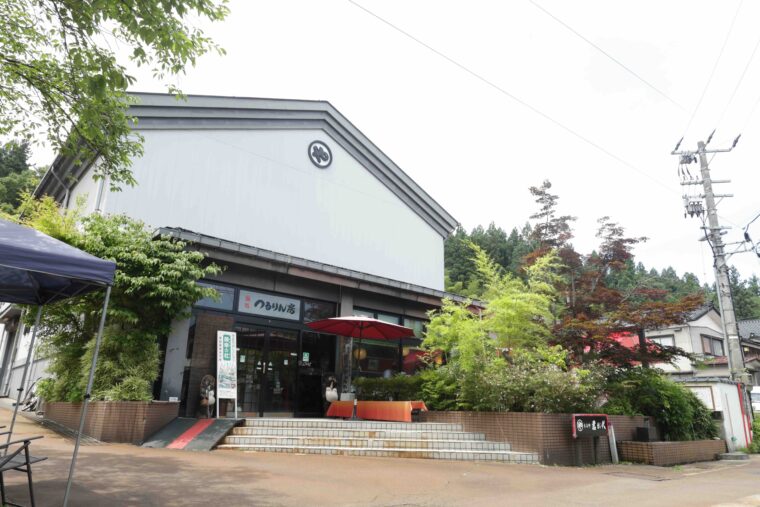お店の前に「縄文雪つららの水」がこんこんと湧き出ていて、誰でも自由に汲むことができます