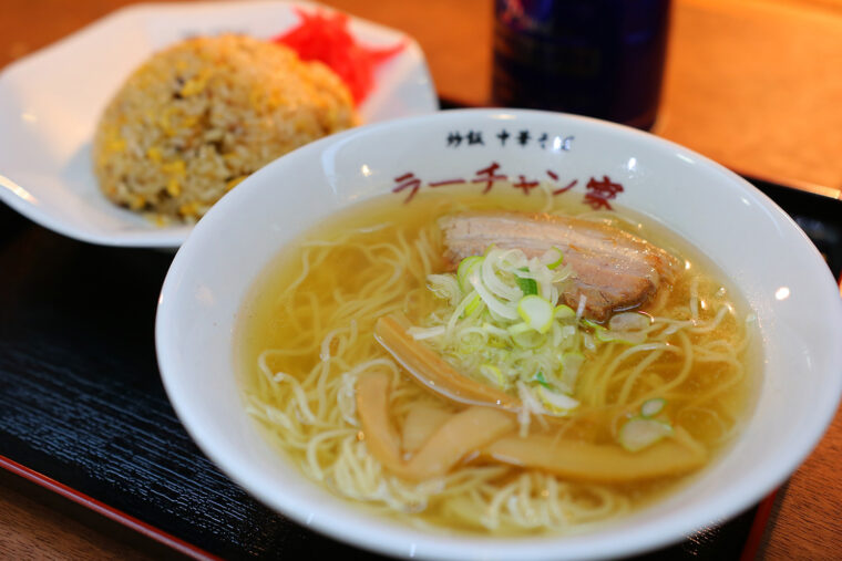 看板メニュー『煮干し中華そば ラーチャンセット』（980円）