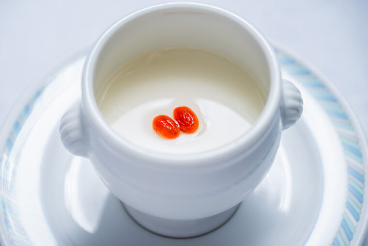 プラス100円で『自家製なめらか杏仁豆腐』（写真）、プラス400円でコーヒーor紅茶を付けることができる