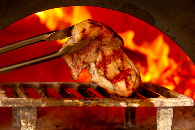 新潟県産ジャバミ豚を石窯で焼き上げる