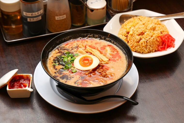 『とんこつ担々麺』（1,050 円）と『ランチチャーハン』（400円）