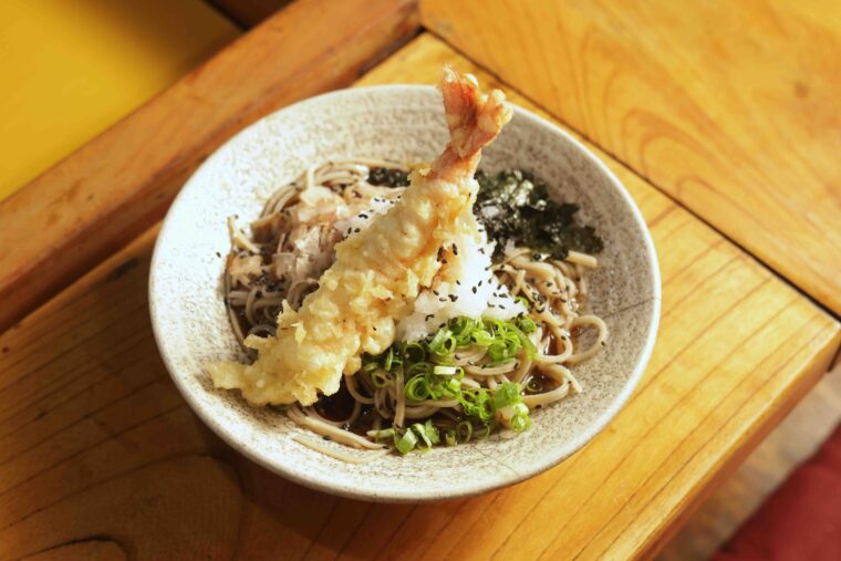 『海老天乗せおろしそば』（1,300円）。大根おろしの大根も店主が自家栽培している