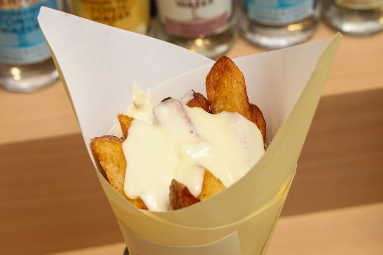 『伸びるチーズ』（写真・＋300円）や『削りたてチーズ』といったトッピングも