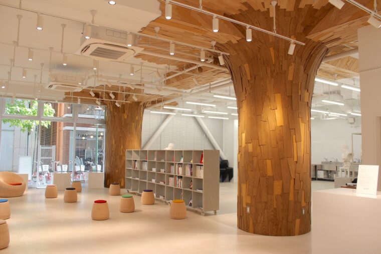 GALLERY N＋館内。奥のスペースはデッサンの授業で使われるそうで、石膏像がたくさん置かれていました