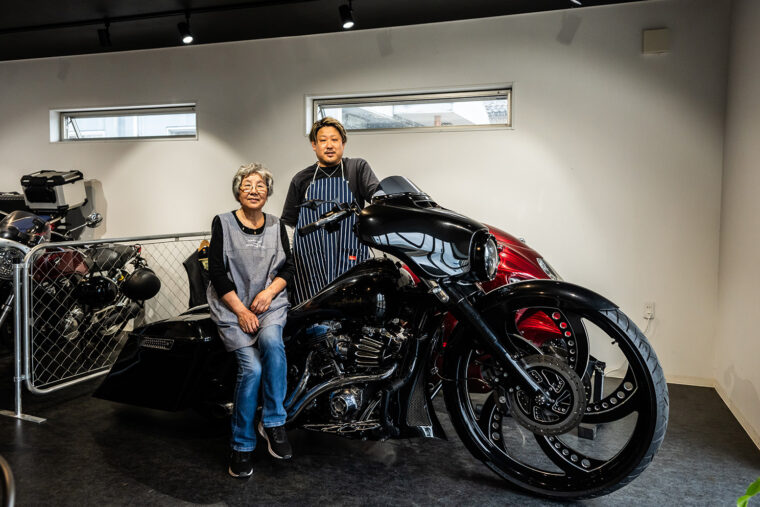 お店に入ったらすぐ超巨大バイクと店主の土田さん親子が出迎えてくれました！かっこいい！