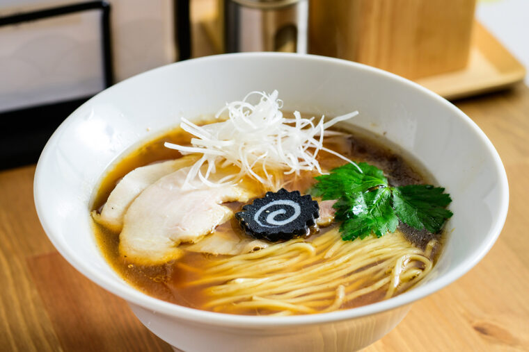 『熟成醤油ラーメン』（980円）。独自性が光る一杯をぜひご賞味あれ！
