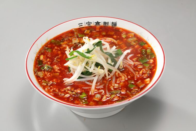 にん辛湯麺（935円）。パンチ力抜群の風味！ クセになるおいしさです