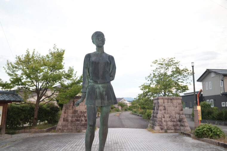 新発田駅東口からほど近くに立つ「萌春の像」がスタート地点