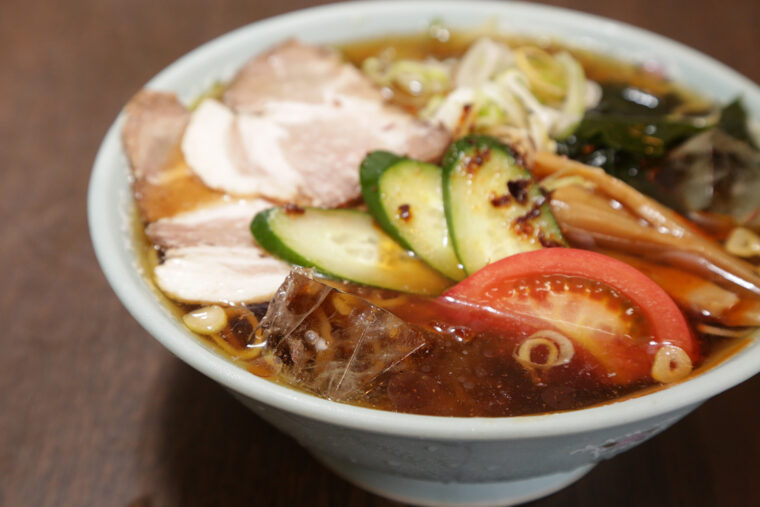 『冷し丼』（950円）は栃尾が誇るご当地ラーメン