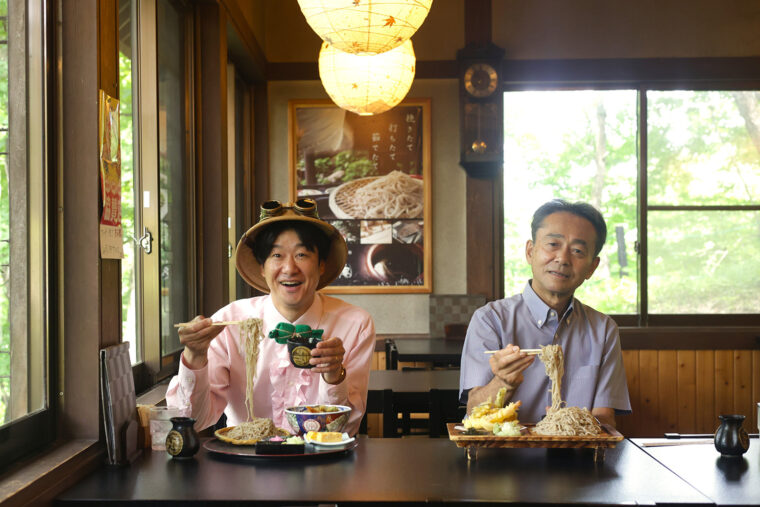 深い森に囲まれた静かなそば屋さんみゆき庵。落ち着いた雰囲気のなか石臼挽き手打ちそばを存分に堪能できます