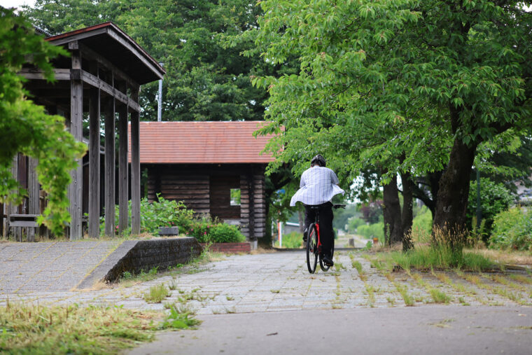 かつて鉄道が走っていた道を自転車で走り抜ける