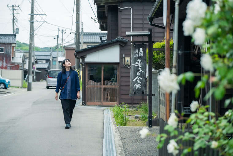 名所案内や休憩の機能を持つ妻入り会館に立ち寄ってみて