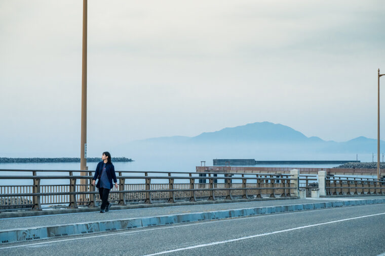 寺泊側の海に浮かぶ山のシルエットが美しい……