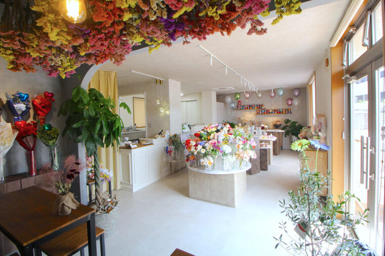 色とりどりの花やバルーンで飾り付けされたかわいい店内