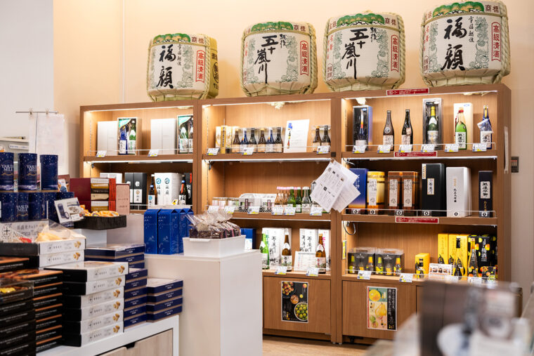 新潟の地酒や銘菓、アイスなどが揃う食品エリア　