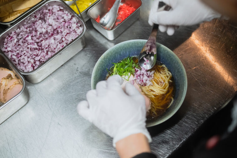美しく盛られる色鮮やかなトッピングが食欲を誘います