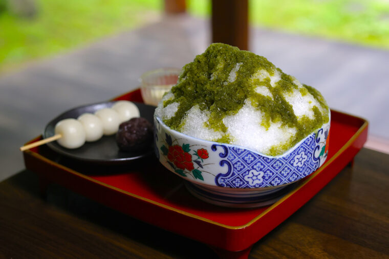 大人気のかき氷『もちもち団子の濃厚抹 茶』（1,000円）。東桂苑カフェでは週末にそばも提供しています
