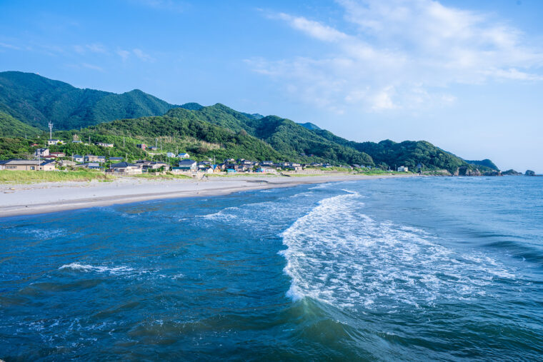 越後七浦シーサイドライン沿い。遠浅で砂浜がきれいな間瀬下山海水浴 場、プライベートビーチのような海岸 が人気の田ノ浦海水浴場、ふたつの海水浴場がある。