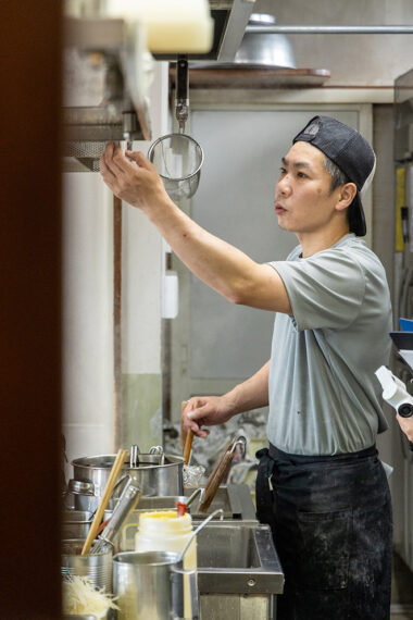 日々よりおいしいラーメン作りを目指す店主・覺張さん